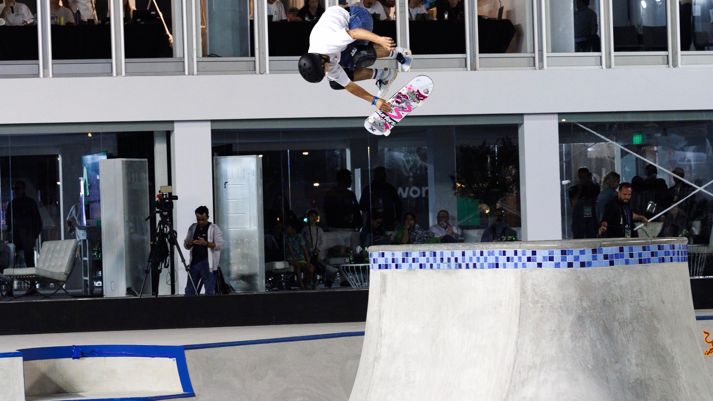 images/1WST_DUBAI_General/Hampus_Winberg_kickflip_indy_WST_Street_WCH_OQS_Dubai_Bryce_Kanights-_2.jpg