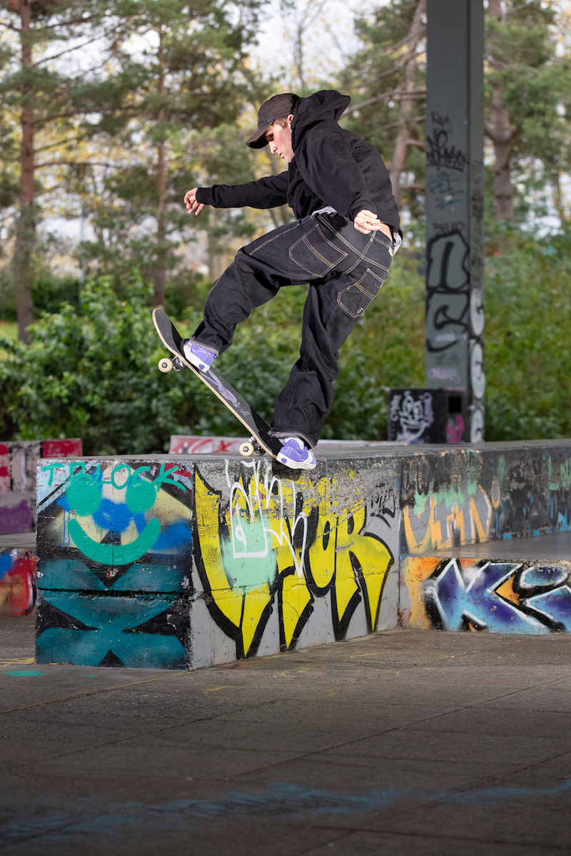  AlexDeCunha 02 FrontsideBluntslide MiltonKeynes 2022 small TomQuigley