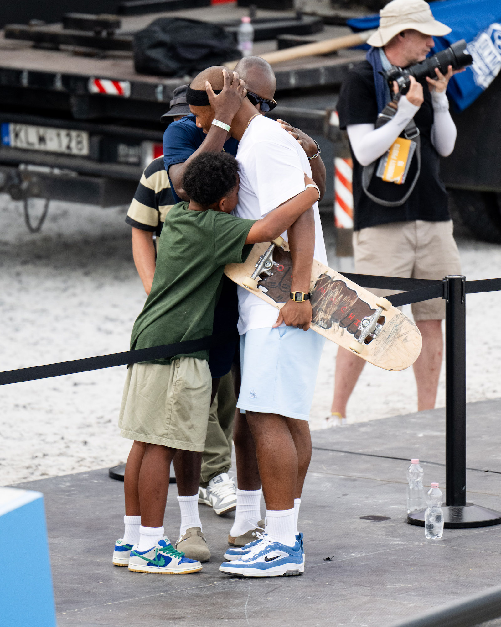 Cordano Russel and dad and brother hug WST Street WCH OQS Budapest Kenji Haruta 8