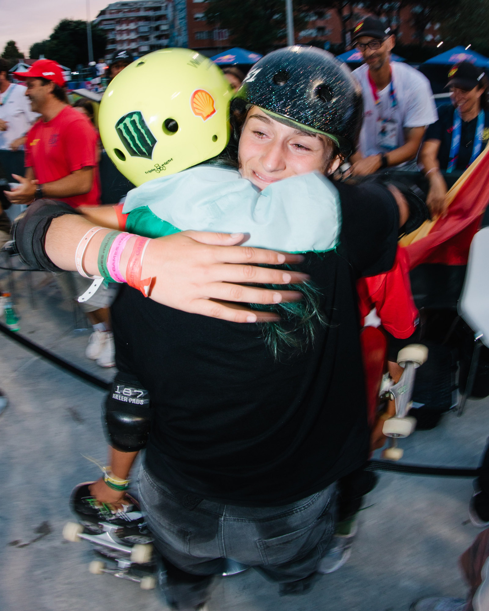 Riacca Ventura hugs Naia Lasso WST Park Rome Kenji Hurata 0060