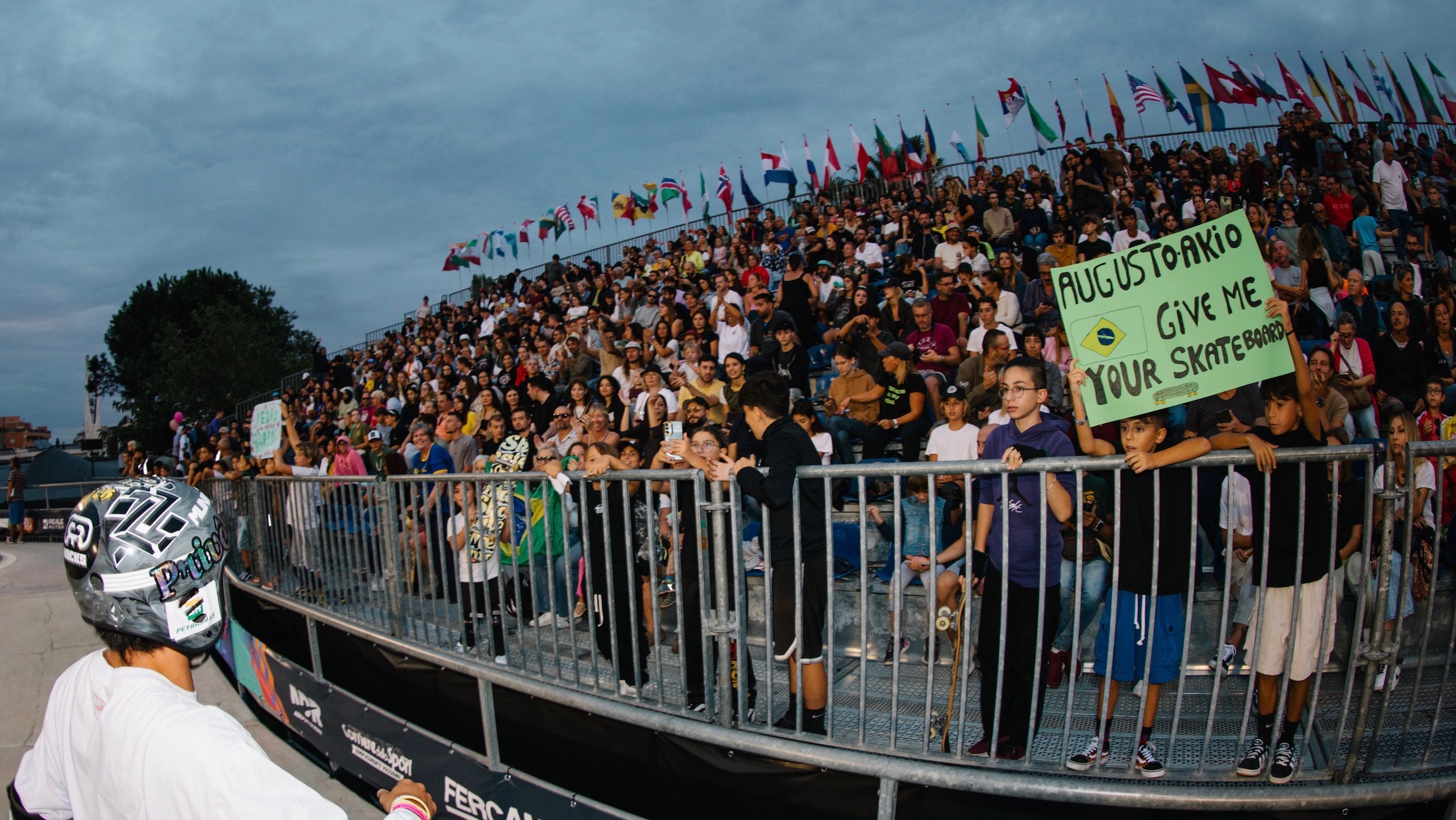 images/WST_ROME_WORLD_CUP_2025_GENERAL_IMAGES/16_9_Augusto_Akio_and_crowd_WST_Park_Rome_Kenji_Hurata-0105.jpg