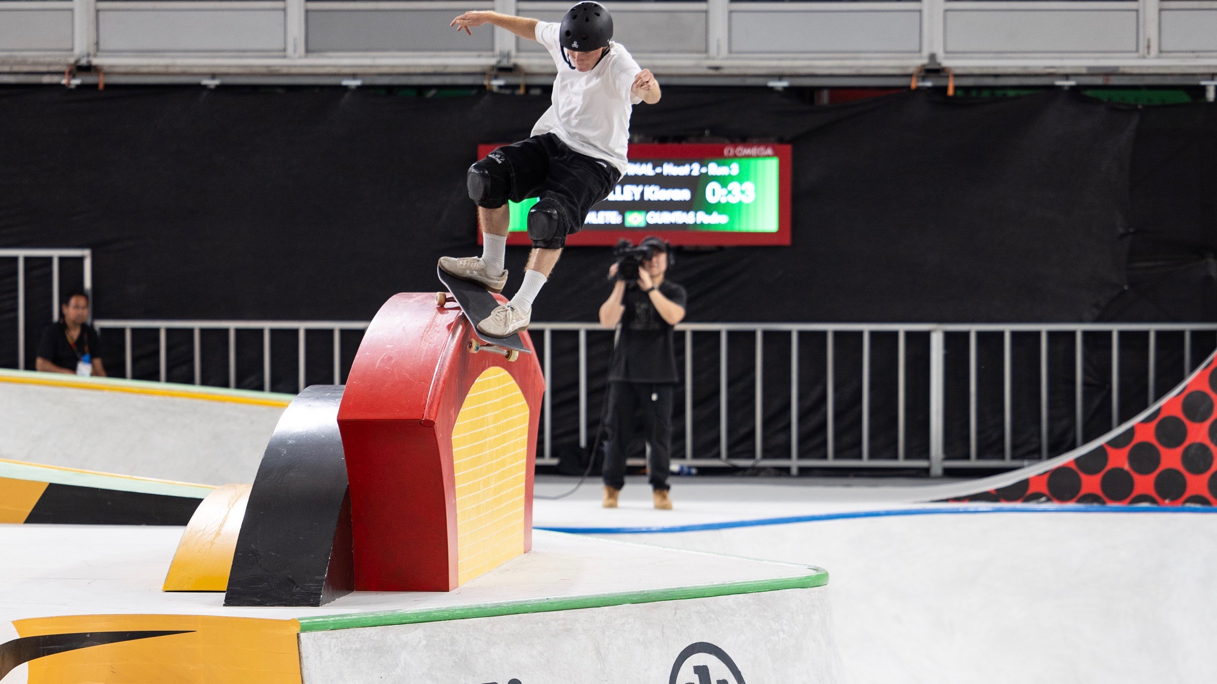 images/kieran_woolley_interview/16_9_Kieran_Woolley_smith_grind_WST_Street_WCH_OQS_shanghai_Atiba_Jefferson-21.jpg