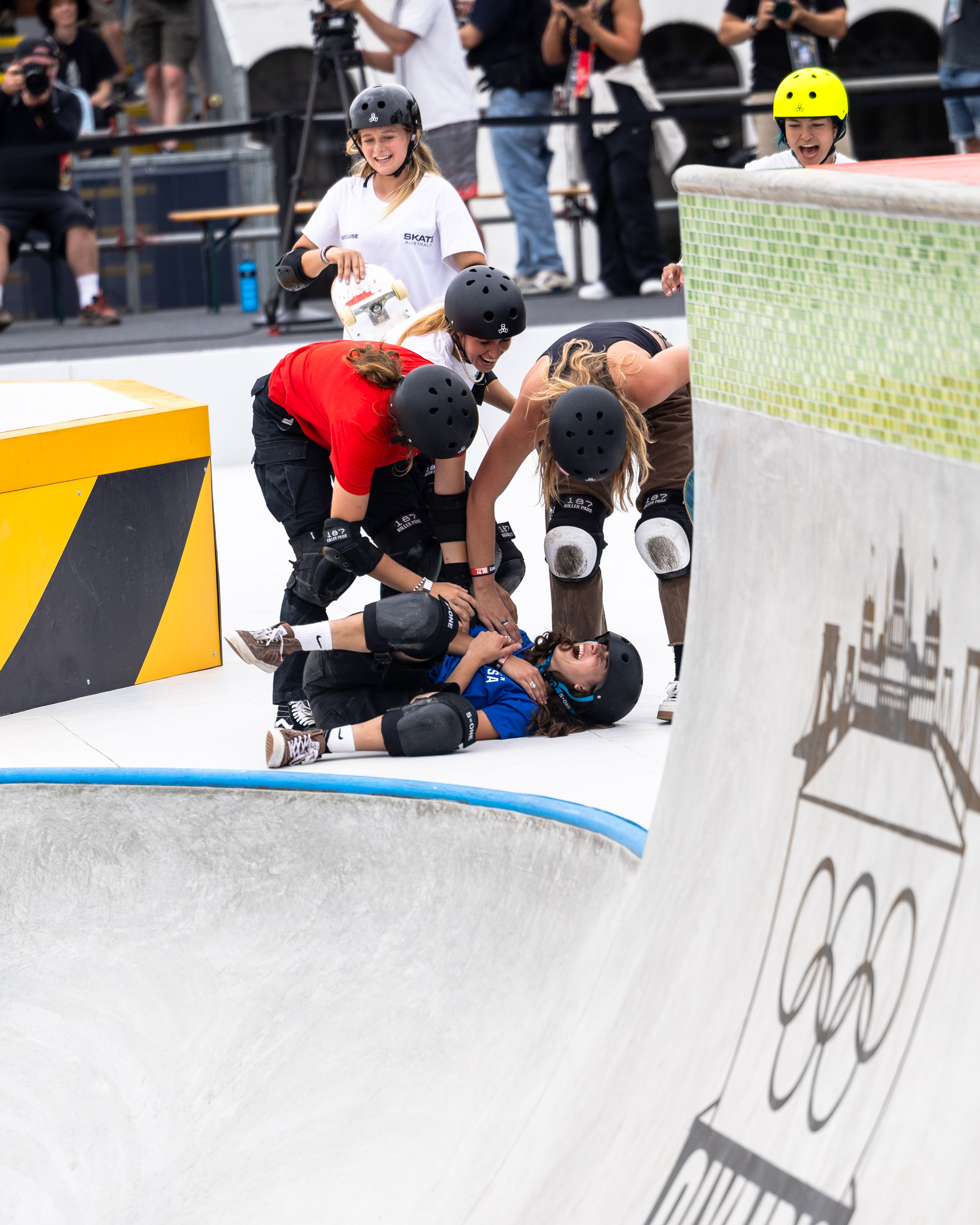 Minna Stess celebrated by the girls WST Street WCH OQS Budapest Bryce Kanights 32